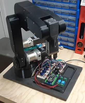 Circuit électrique exposé du robot